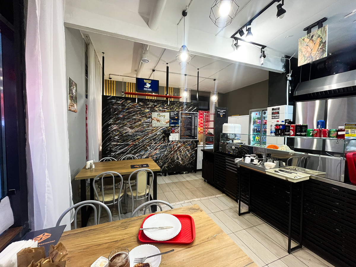 Вид на зал →