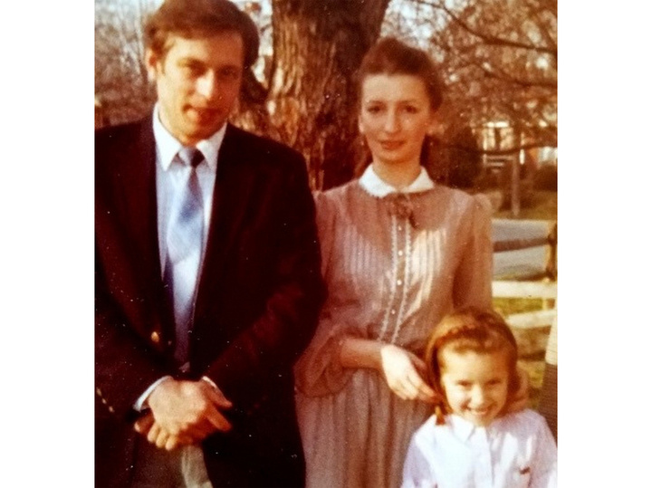     Бывший майор КГБ Виктор Шеймов с семьей.