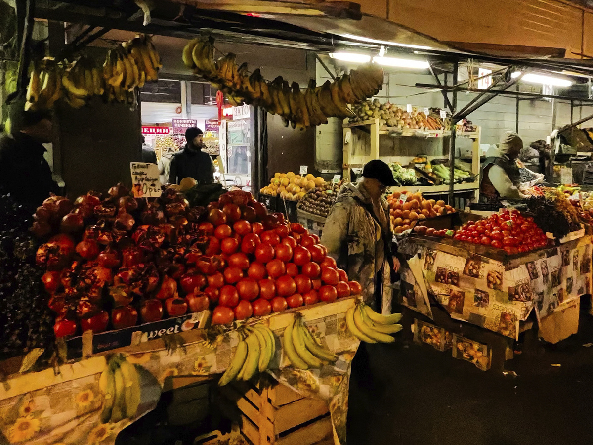 Продуктовые ряды Сенного рынка на улице