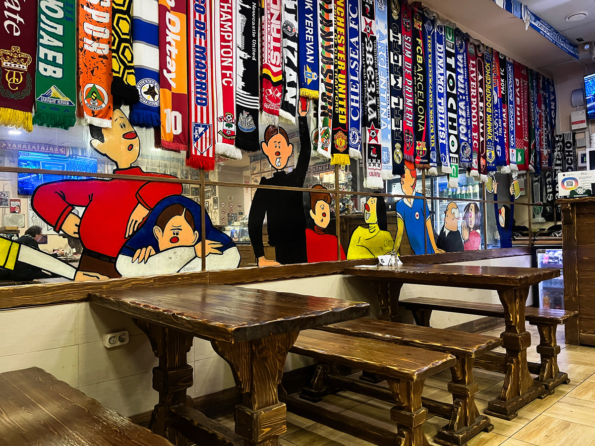 На зеркалах изображены персонажи с красными носами →