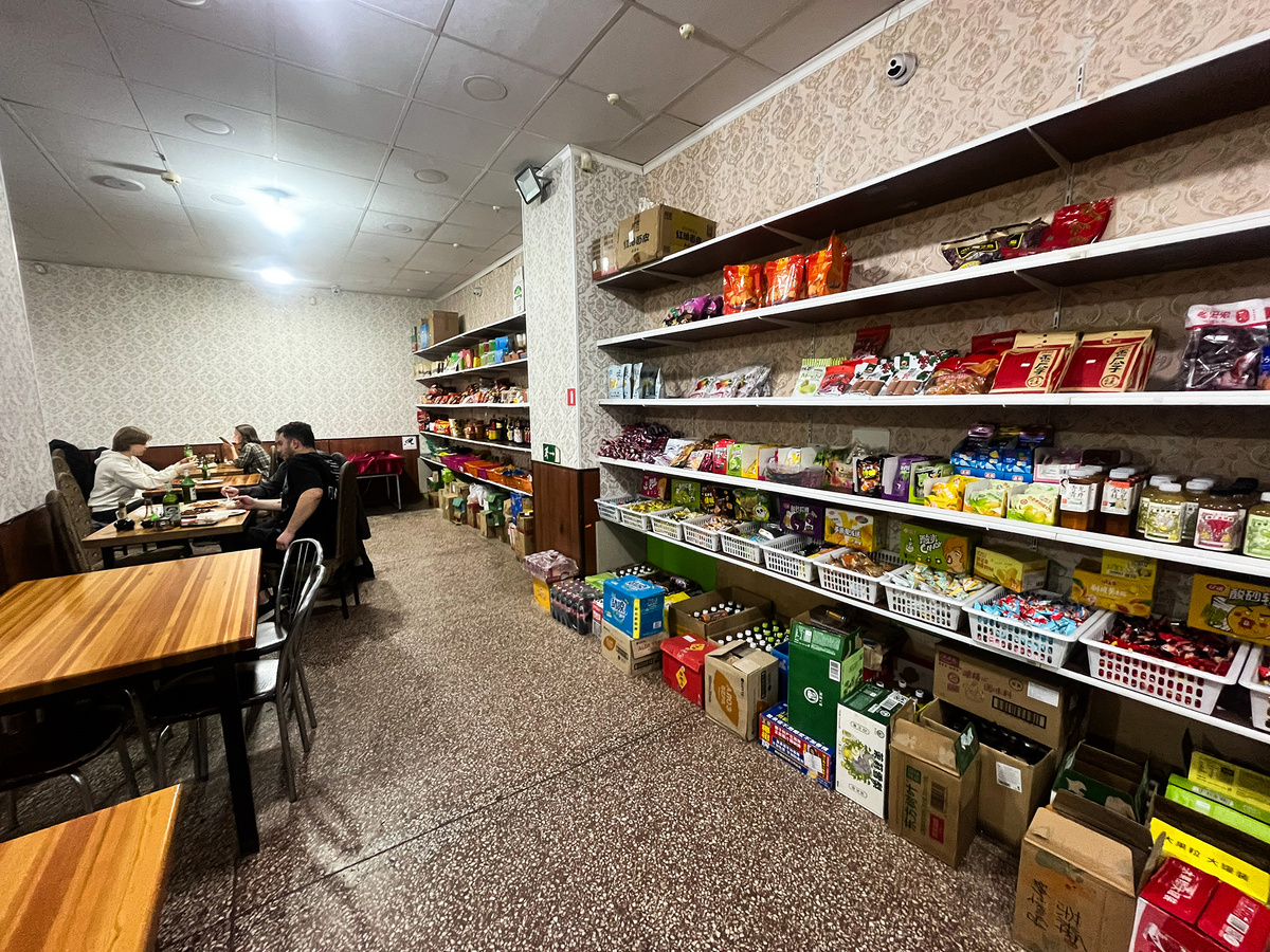 Витрина с китайской продукцией соседствует с обеденными столами →
