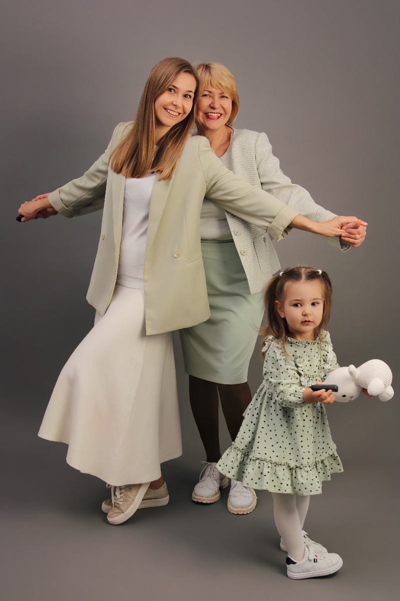 фото сделано в фотостудии автопортрета "Сам снимай", зал в полный рост классический  свет