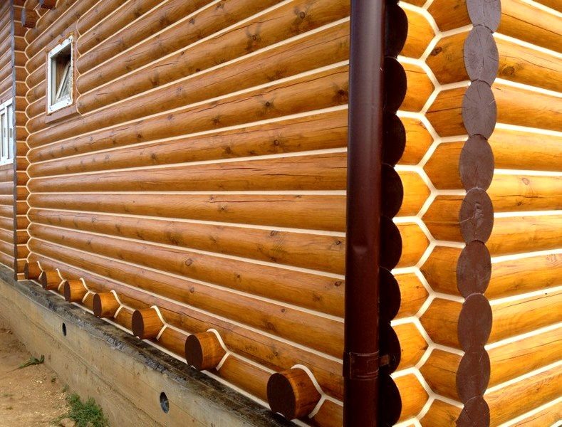 На фото: герметизация межвенцовых швов в срубе