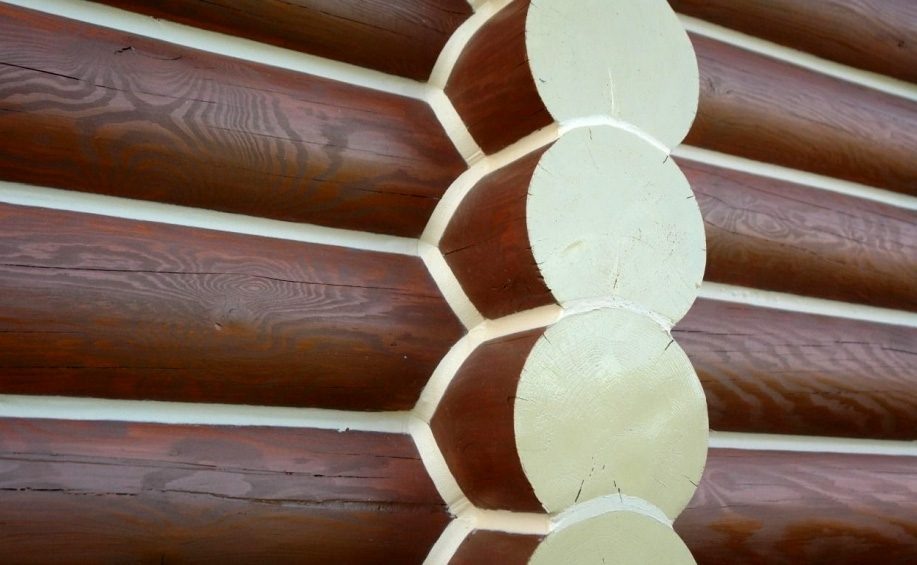 На фото: герметизация межвенцовых швов в срубе