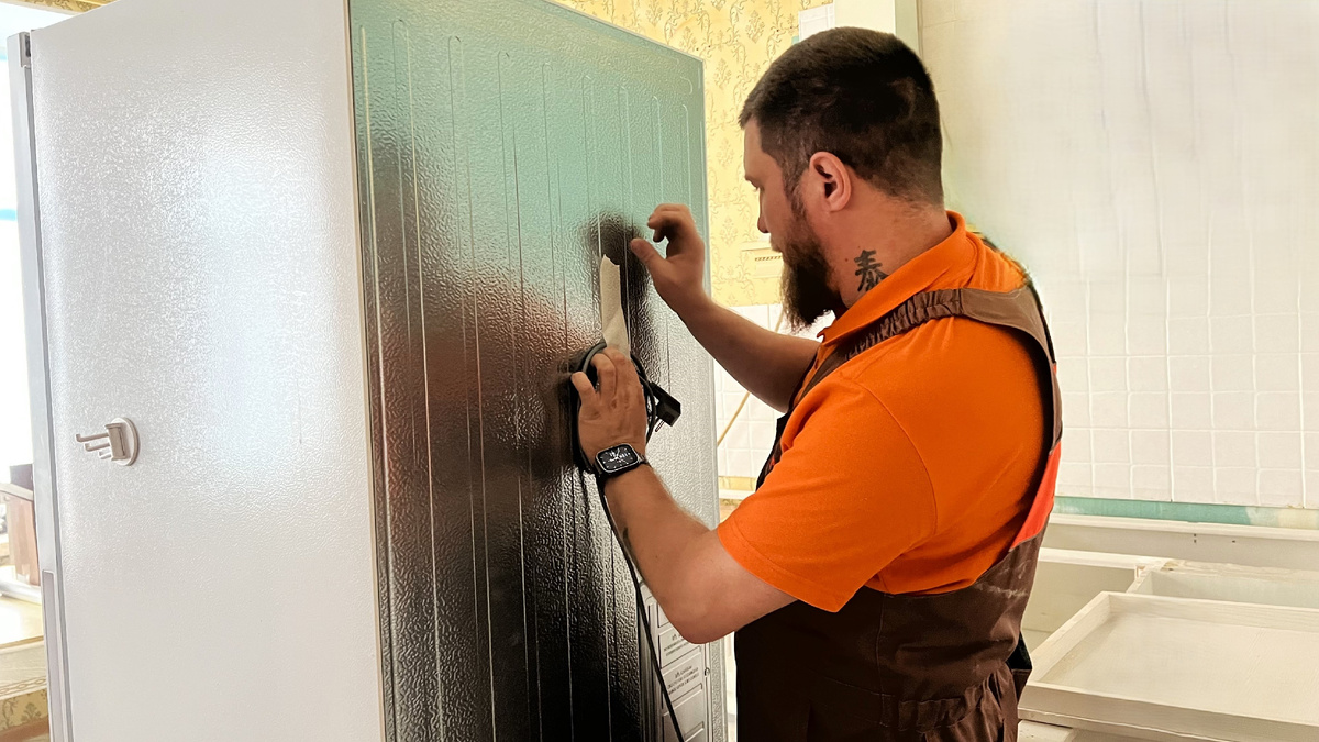 Подготовка к перевозке холодильника в компании "Деликатный переезд"