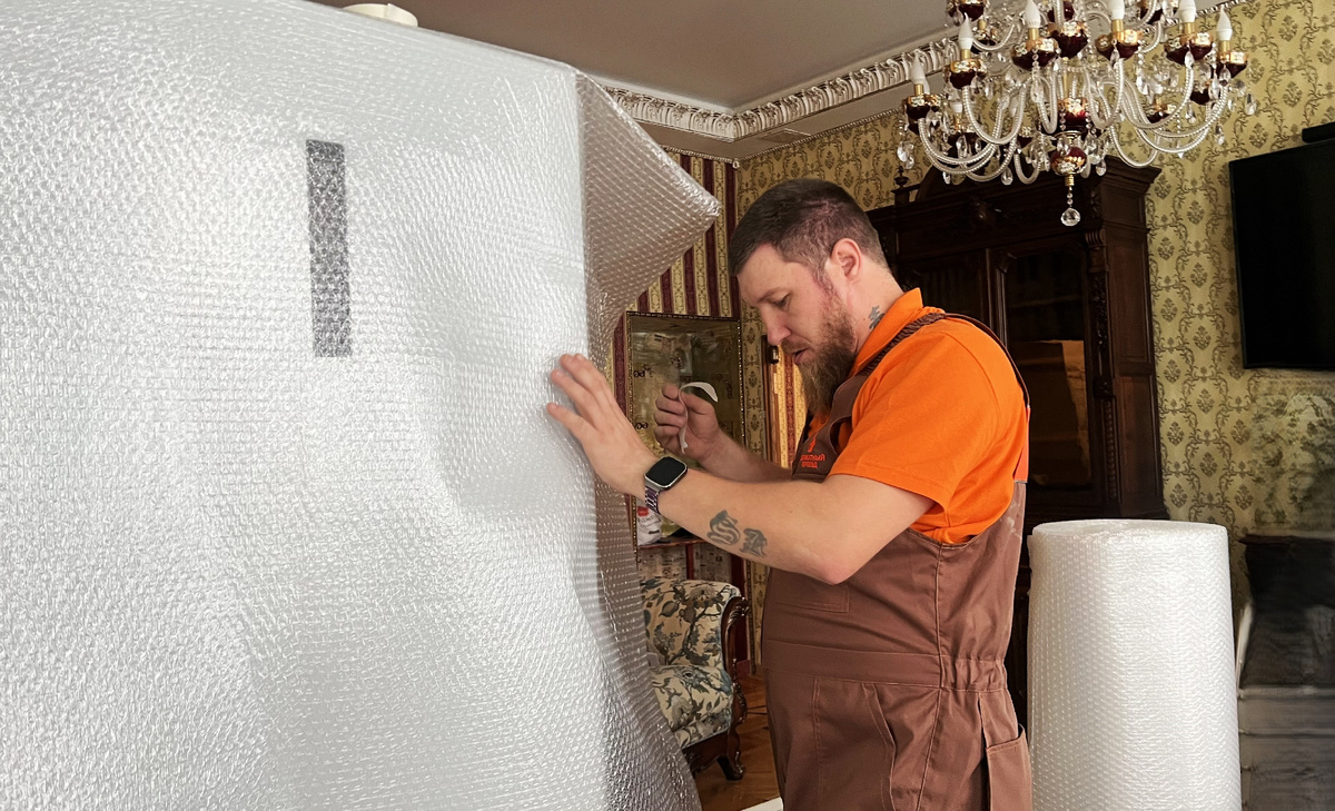 Упаковка холодильника в компании "Деликатный переезд"