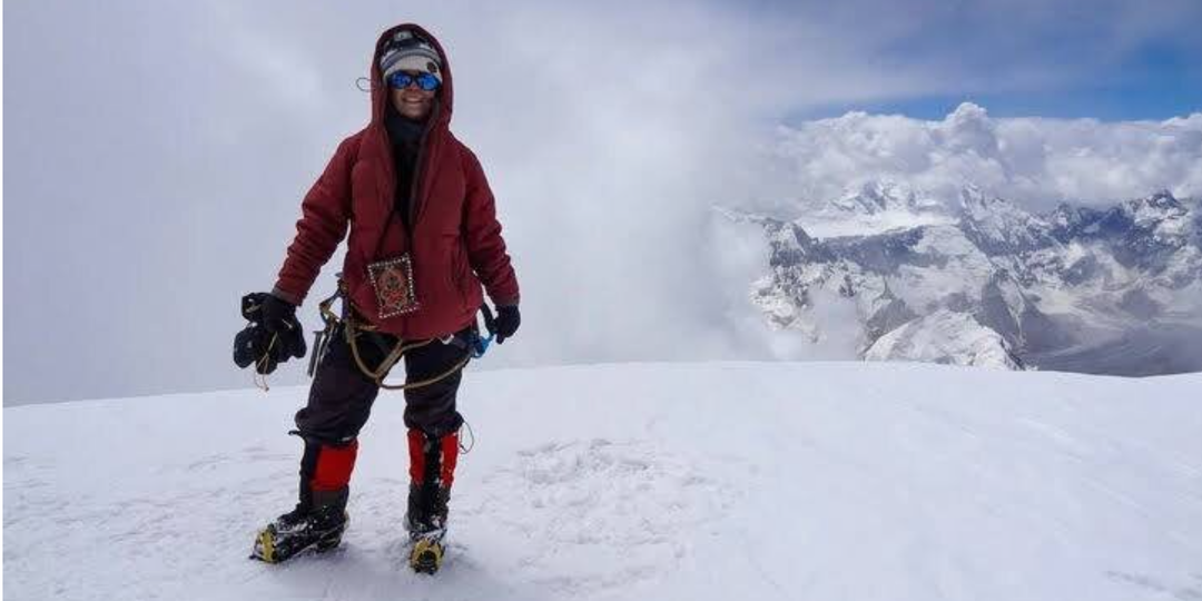 Загадка вновь целой палатки и «призрак» черного рюкзака: Альпинистка с Пика Победы подала сигнал жизни через 8 дней