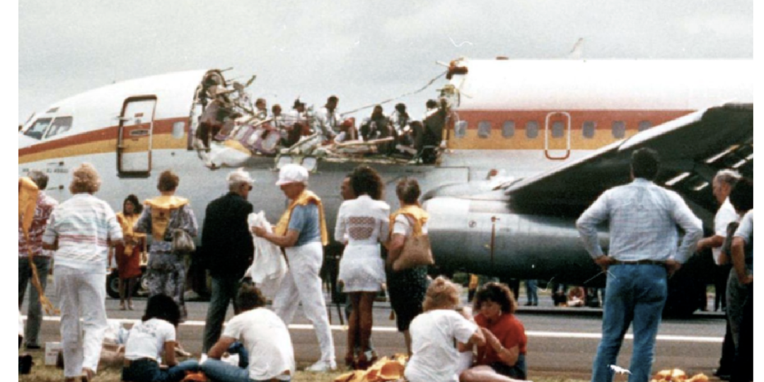 У самолёта на высоте оторвало крышу. Почему это не стало массовой трагедией