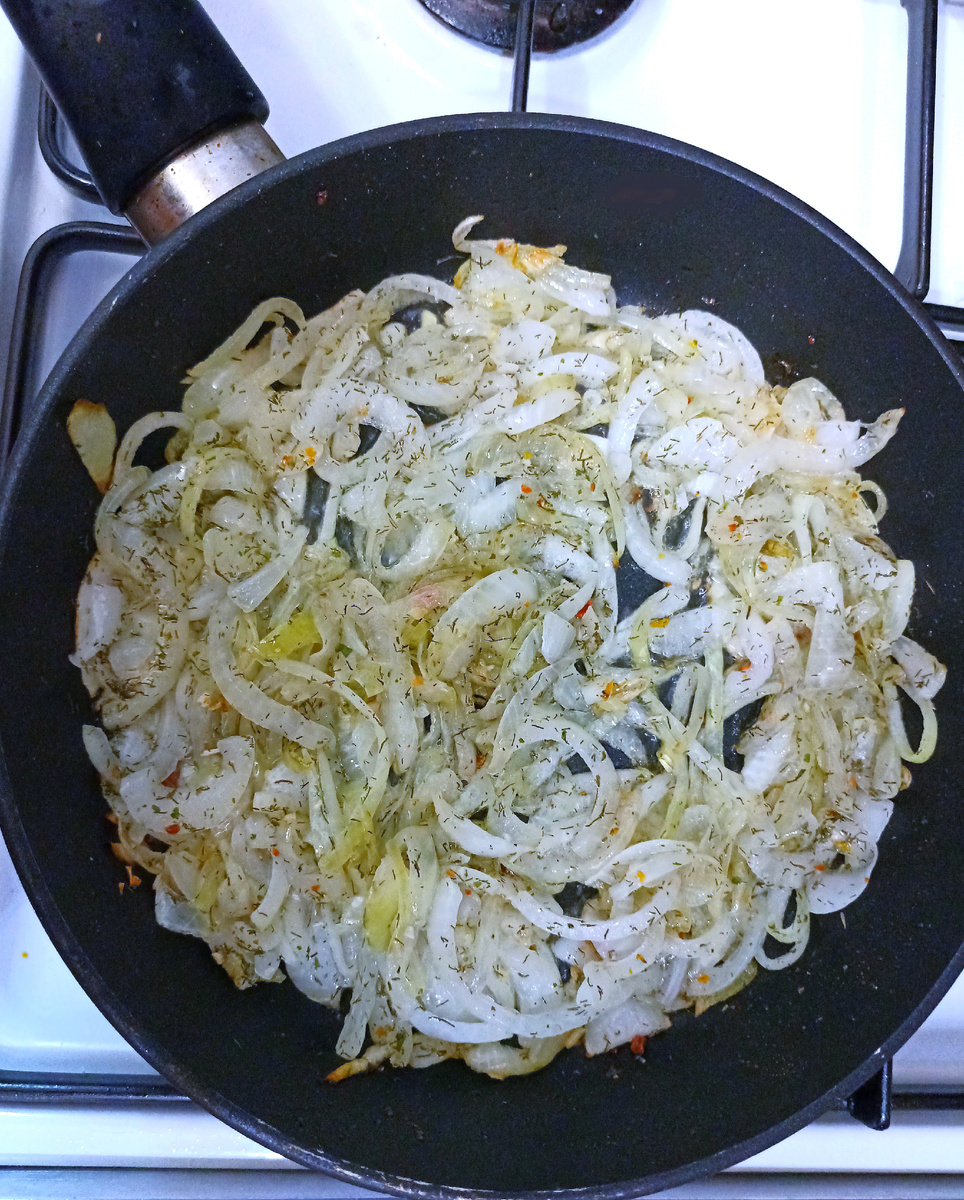 В КОНЦЕ ЖАРКИ Я ДОБАВИЛА ПРИПРАВУ - СУШЁНЫЕ ОВОЩИ И ЗЕЛЕНЬ.