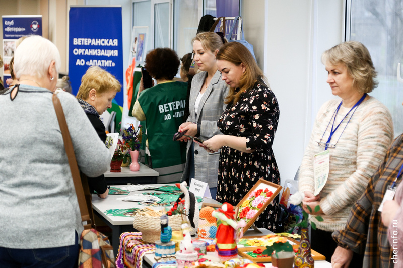    Сегодня в центре для ветеранов на Строителей, 30 устроили ярмарку услуг. В ней участвовали турфирмы, библиотеки, музеи, секции и кружки - всего 22 организации.