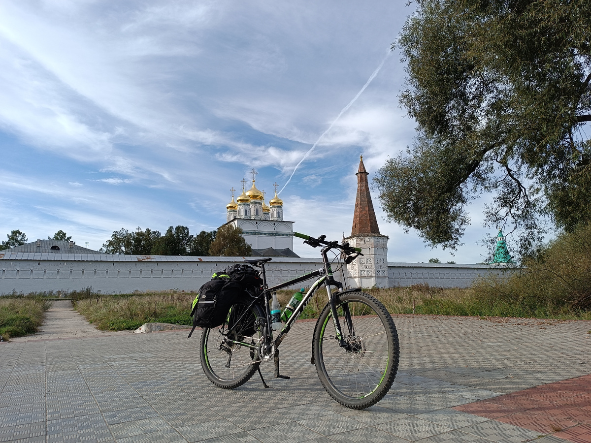 С такой загрузкой в последнем путешествии мне было гораздо удобнее, но тяжесть самого велосипеда меня сильно сковывала. Полупустые велоштаны, брал только самое необходимое.