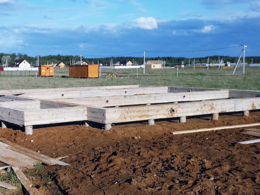 На фото: свайно-ростверковый фундамент