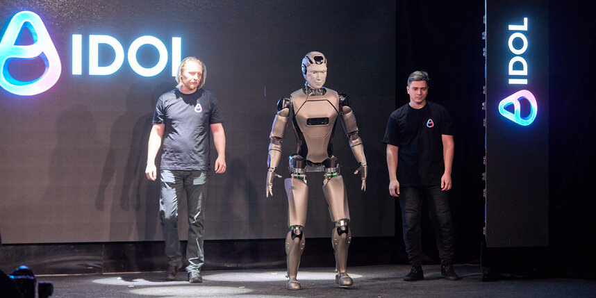    Два «адъютанта» страховали триумфальный выход Айдола на сцену (снимок сделан за секунду до падения)Виктор Витольский