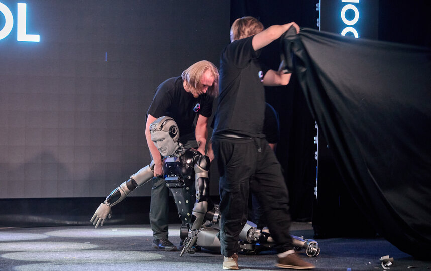    Смотрители Айдола спешно принялись разворачивать тряпку и запутались в нейВиктор Витольский