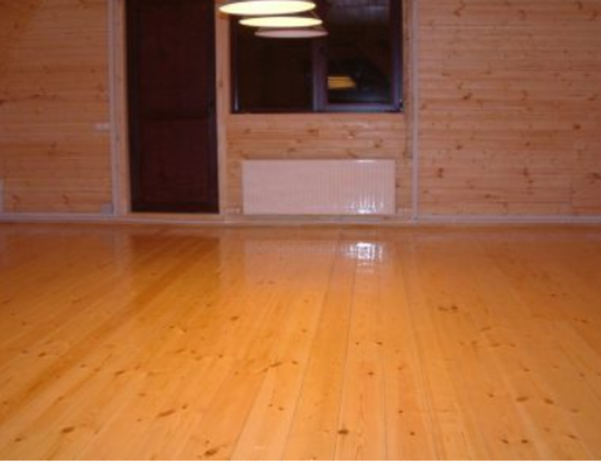 На фото: для отделки пола использована шпунированная доска
