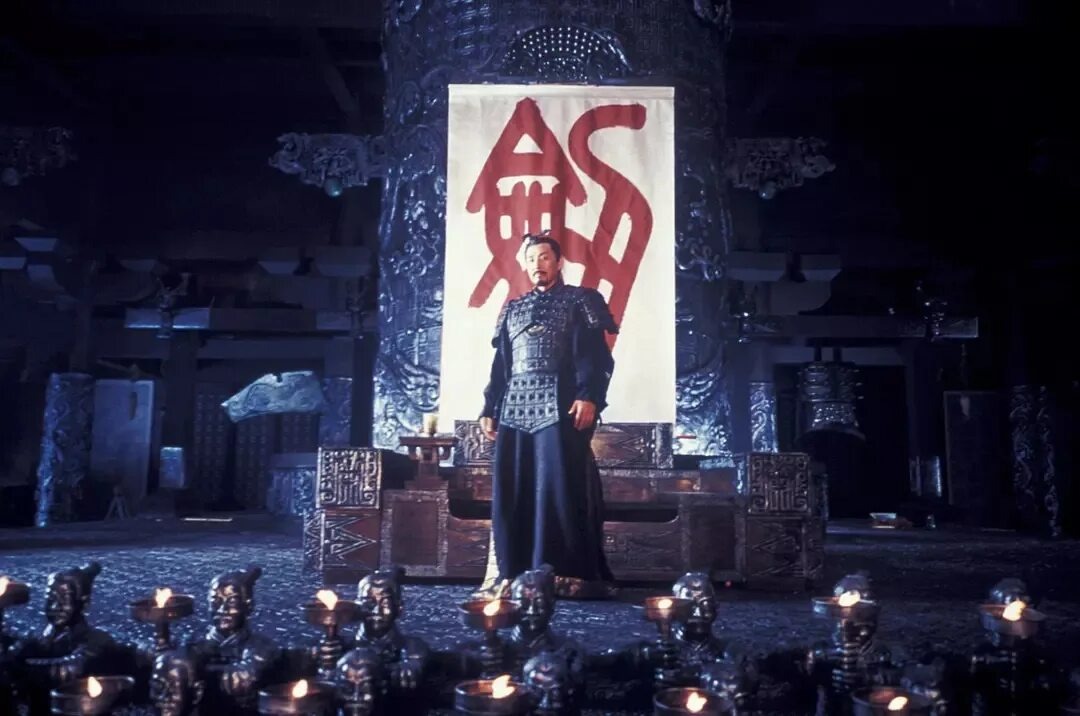 Император Цин-Хуан на фоне иероглифа отражающего главный идеал воина