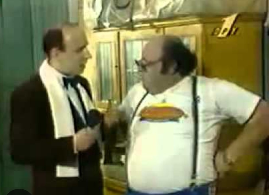 По сюжету, к владельцу квартиры приходил корреспондент передачи, и тот в рамках интервью, как в передаче "Напросились", показывал быт жильцов.