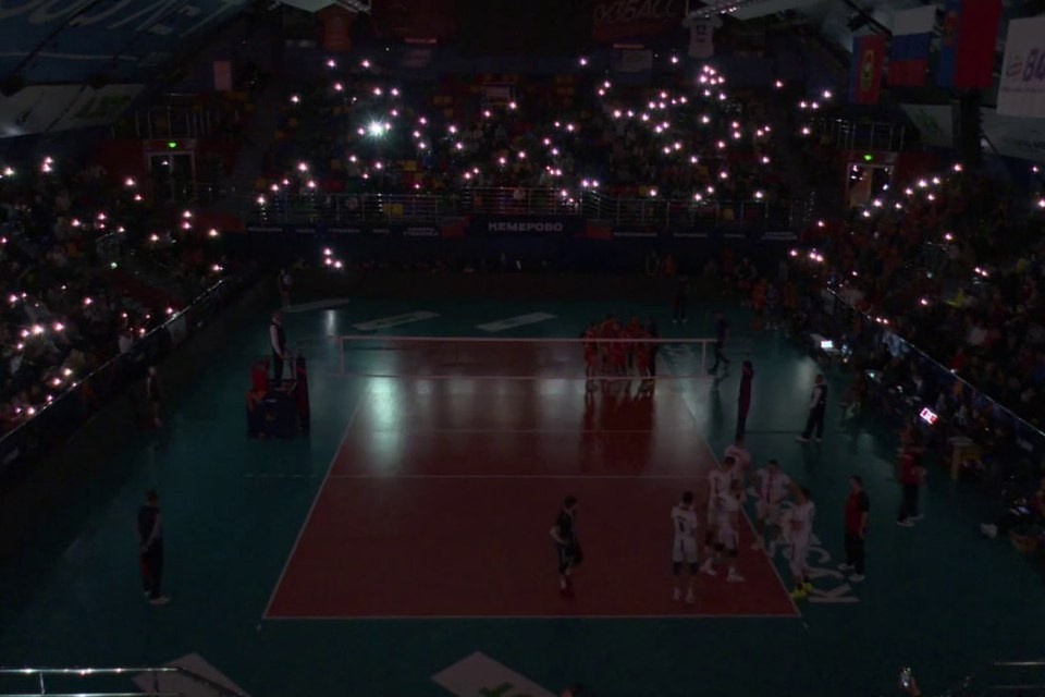    Матч «Кузбасса» с «Горьким» в Кемерове прервался из-за отключения света