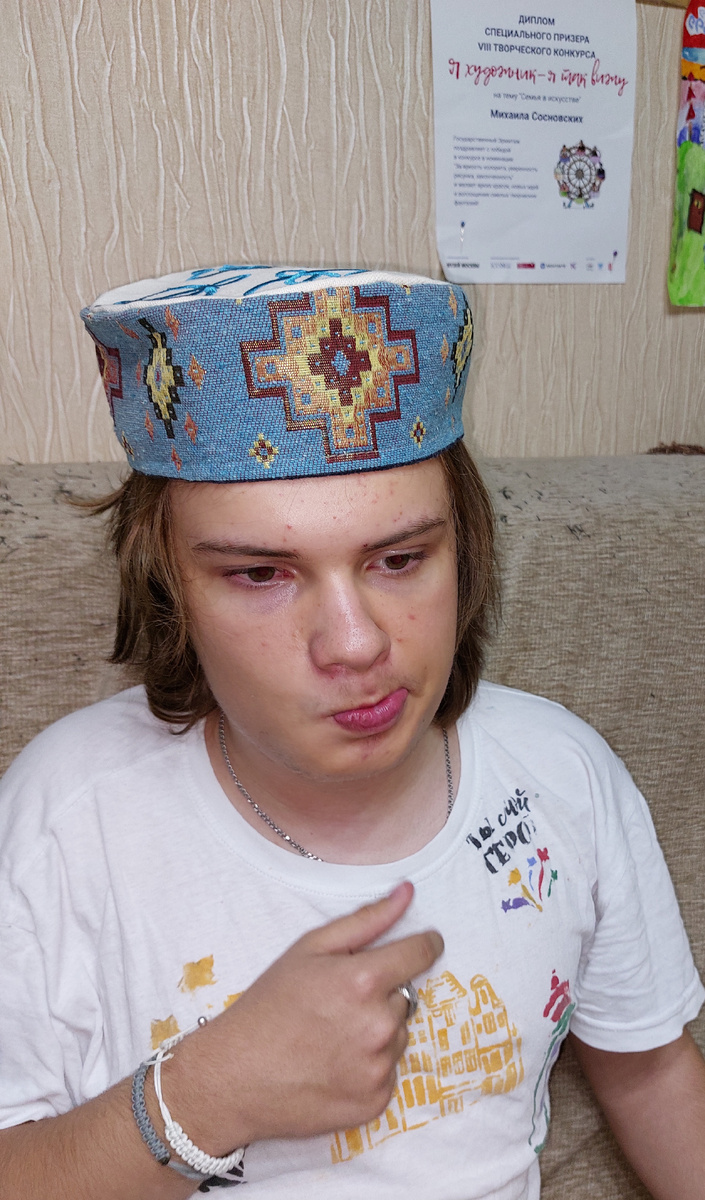 Кривляется специально, чтоб не фотографировала