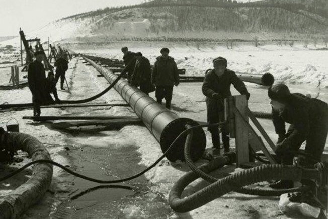 Трубопровод на дне Ладожского озера проложили в 1942 году. Грандиозный проект, выполненный за 50 дней под возле линии фронта