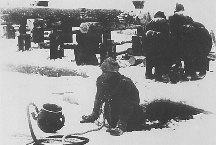 Водолаз на Ладожском озере за работой