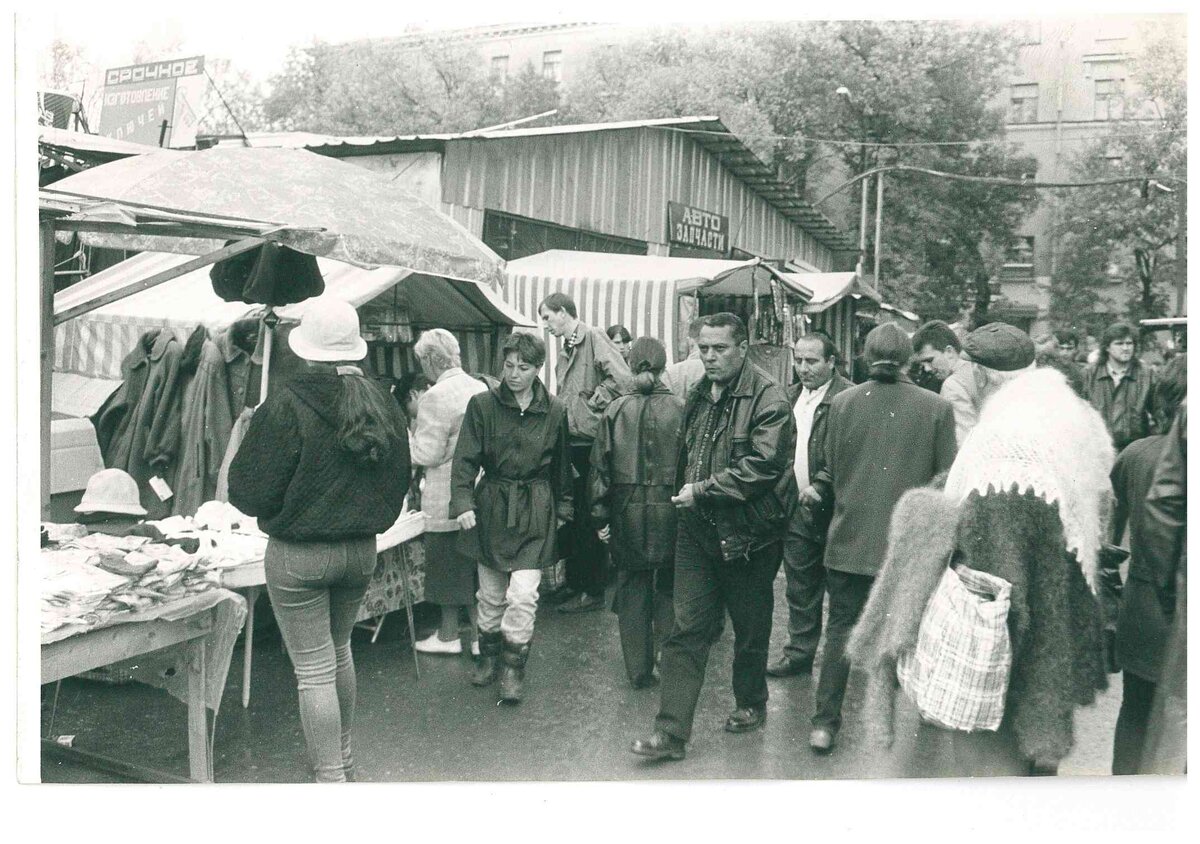 Городской рынок, 1990-е годы. Фото из архива газеты "Голос Череповца"
