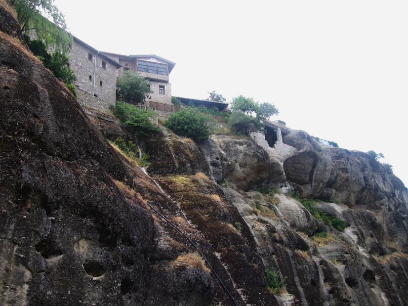 По преданию, первые отшельники появились здесь ещё в X веке, они селились прямо в выбоинах скал, там и оборудуя свои кельи. Фото: Дарья Юдкевич