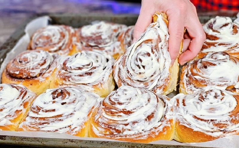 Синнабоны с нежной начинкой: как приготовить сочные булочки дома