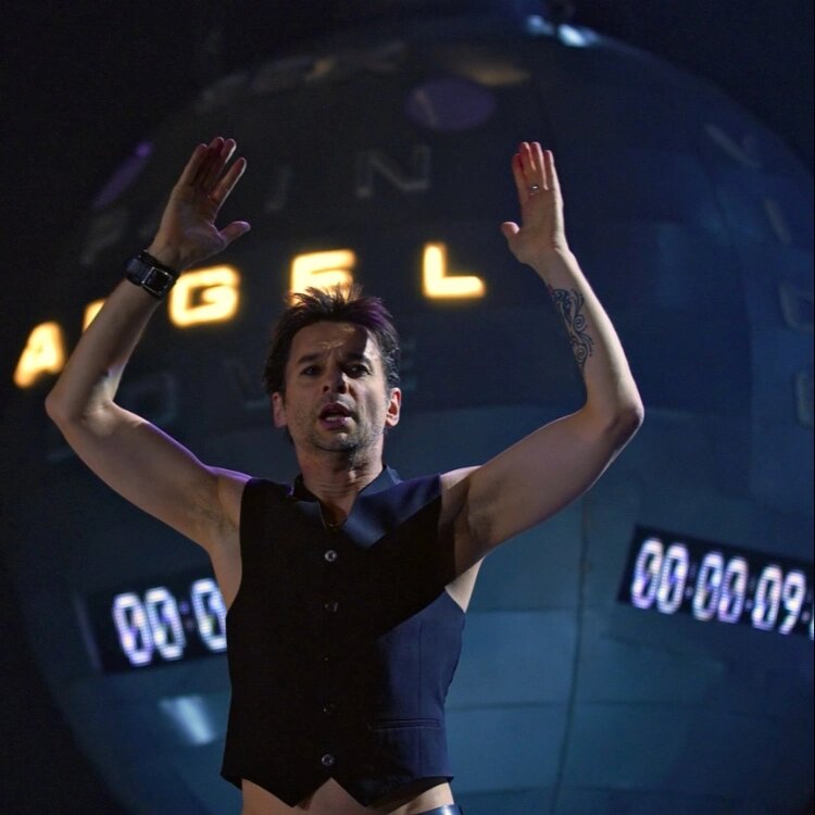 ФОТО: ТАСС Фронтмен Depeche Mode Дэйв Гаан на концерте 2006 года в Лужниках📷
