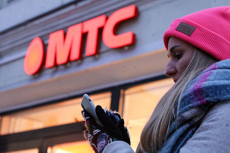    До 16 января 2026 года МТС должен предложить клиентам 7 вариантов компенсации. Среди них — возврат тарифов к уровню апреля – мая 2024 года, кешбэк в 8% от ежемесячных начислений в течение года, а также дополнительные пакеты минут и интернета.   
Фото: «БИЗНЕС Online»