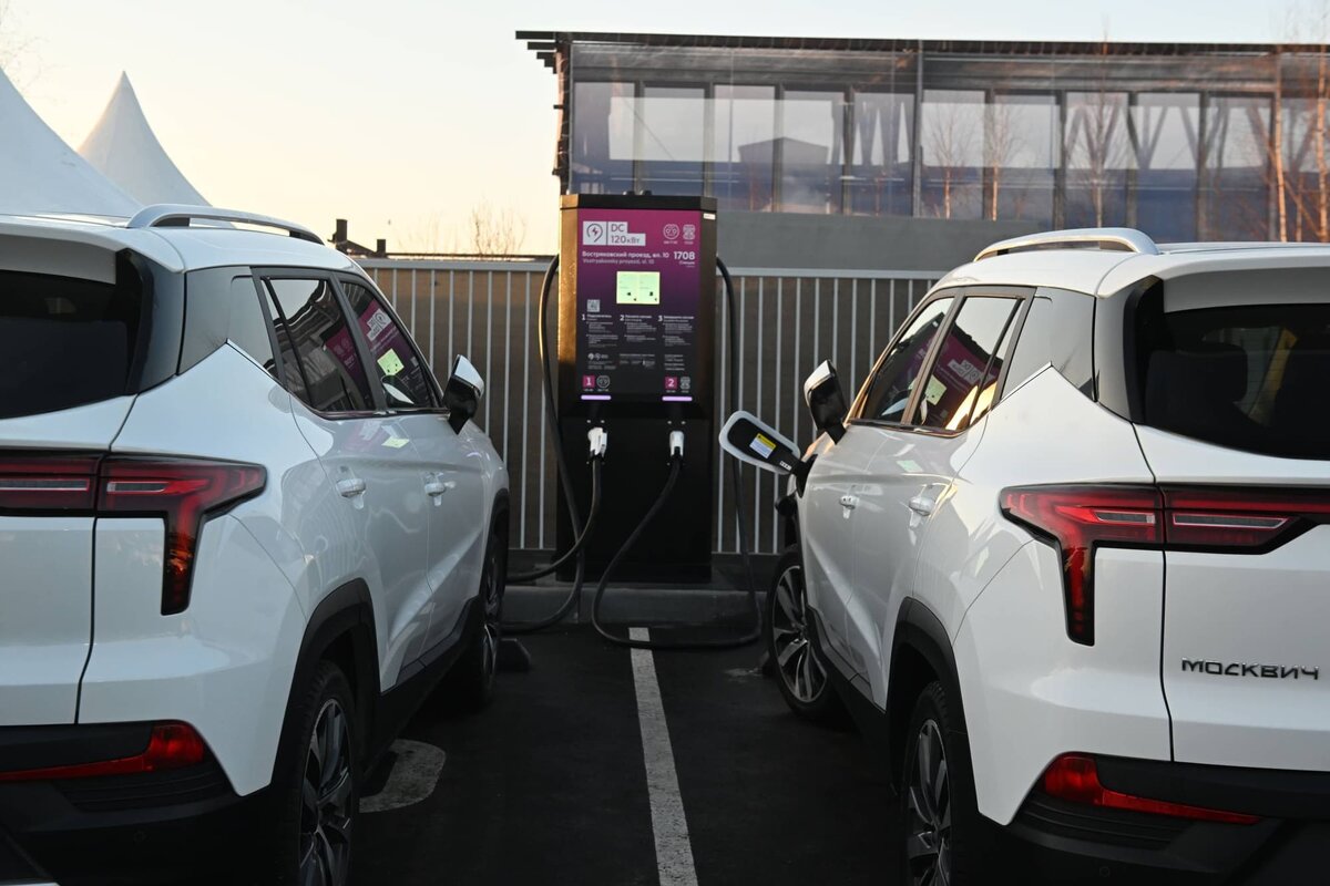   Кроссоверы «Москвич 3е» на зарядке
