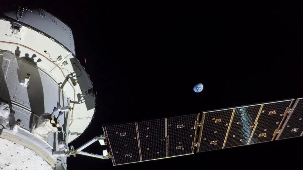 Космический корабль "Орион" во время беспилотного полета к Луне миссии "Артемида-1"