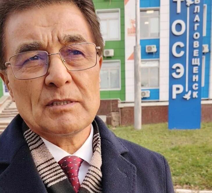    Юнир Кутлугужин у Администрации Благовещенского района РБ. Фото: Пруфы.рф