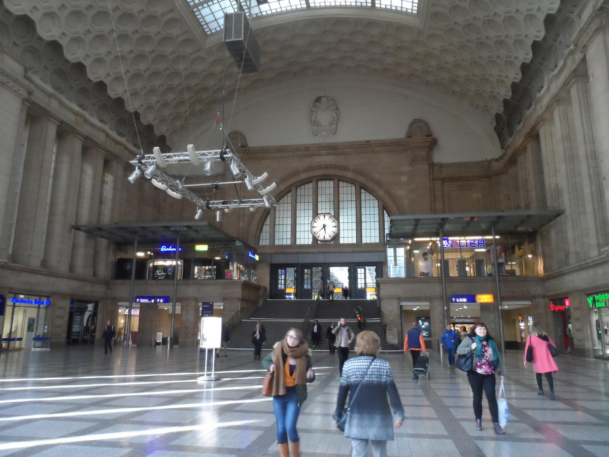 Вокзал! Сколько раз я забегал по этим лестницам на последнюю электричку в Гримму...