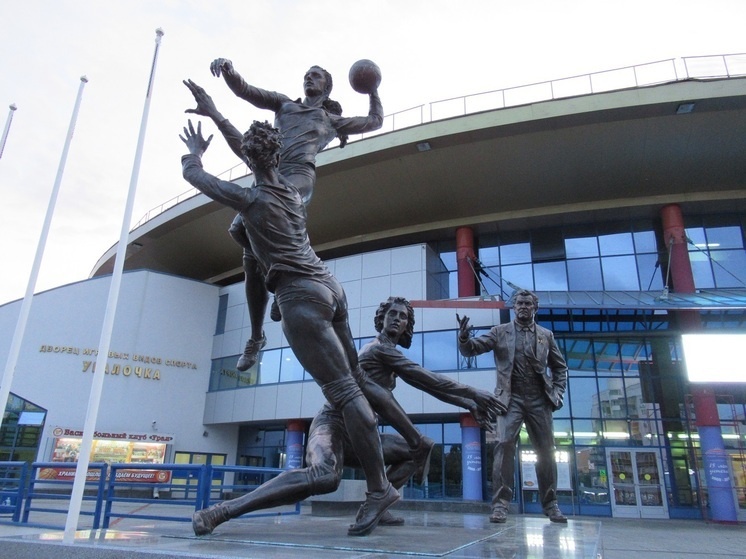     Екатеринбург. Памятник ВК "Уралочка". фото: Николай Курилов / МК-Урал