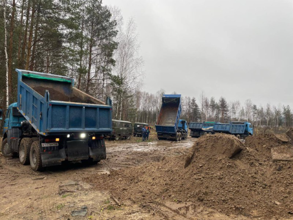    На месте тушения возгорания работало 10 самосвалов АО «ОКО»