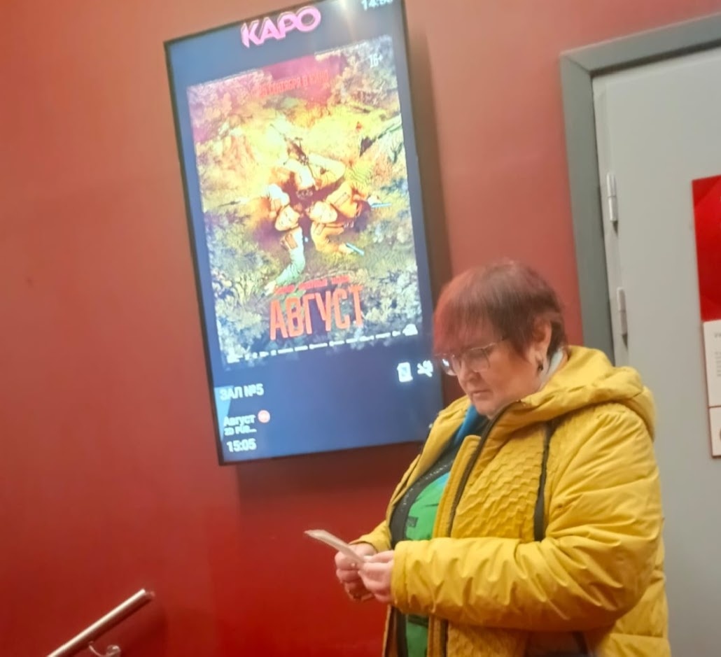 А это я возле кинозала.  Фото из личного архива.