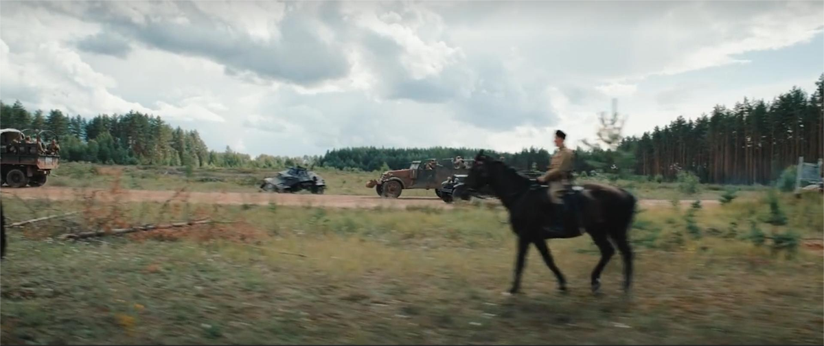 В изображенном моменте все правильно - чуть поджелтевшая  трава, подбитая техника на обочине, верховой на лошади. Так мог выглядеть тыл. Кадр из фильма "Август", режиссеры Никита Высоцкий и  Илья Лебедев. 2025 год.  Фото https://www.kinopoisk.ru/film/1234808/