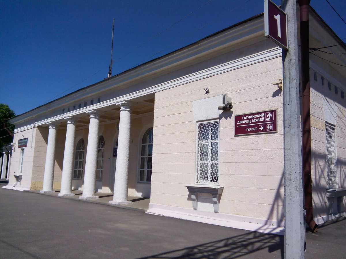 Балтийский вокзал в Гатчине — это конечная станция железнодорожной линии, ведущей из Санкт-Петербурга, а не исторический вокзал в том же смысле, что и петербургский. Его история тесно связана с развитием Гатчины как города, связанного с императорской семьей, и с развитием железнодорожного сообщения между Гатчиной и Санкт-Петербургом. 
Ключевые моменты истории:
Начало железнодорожного сообщения: Строительство железной дороги и вокзала было обусловлено потребностью в быстрой связи между Гатчиной, резиденцией императоров, и Санкт-Петербургом.
Влияние императоров: Гатчинские дворцы служили резиденцией императоров, в частности, Александра III, который жил в Гатчине почти безвыездно. Это повысило значимость города, стимулировав развитие инфраструктуры.
Конечная станция: В отличие от «Балтийского вокзала» в Санкт-Петербурге, который является крупным транспортным узлом, «Балтийский вокзал» в Гатчине — это скорее конечная точка маршрута, откуда можно добраться до других районов.
Названия города: Гатчина в разное время называлась по-разному, например, «Красногвардейск» (с 1929 по 1944 год). Это также могло повлиять на восприятие и развитие города, включая его железнодорожные объекты. 