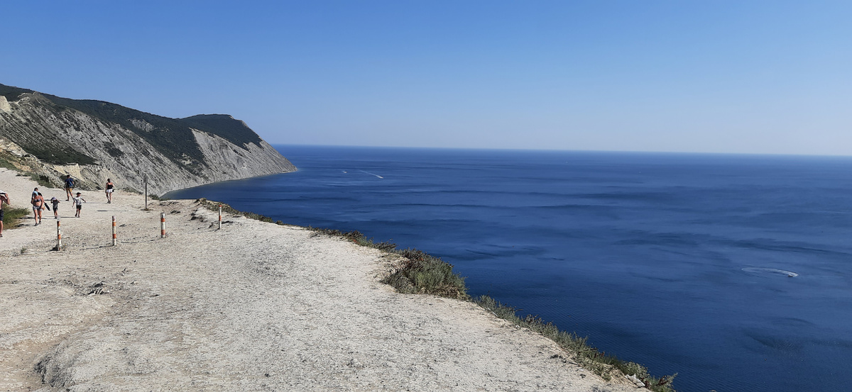 Лысая гора. Чуть дальше будут ступеньки.