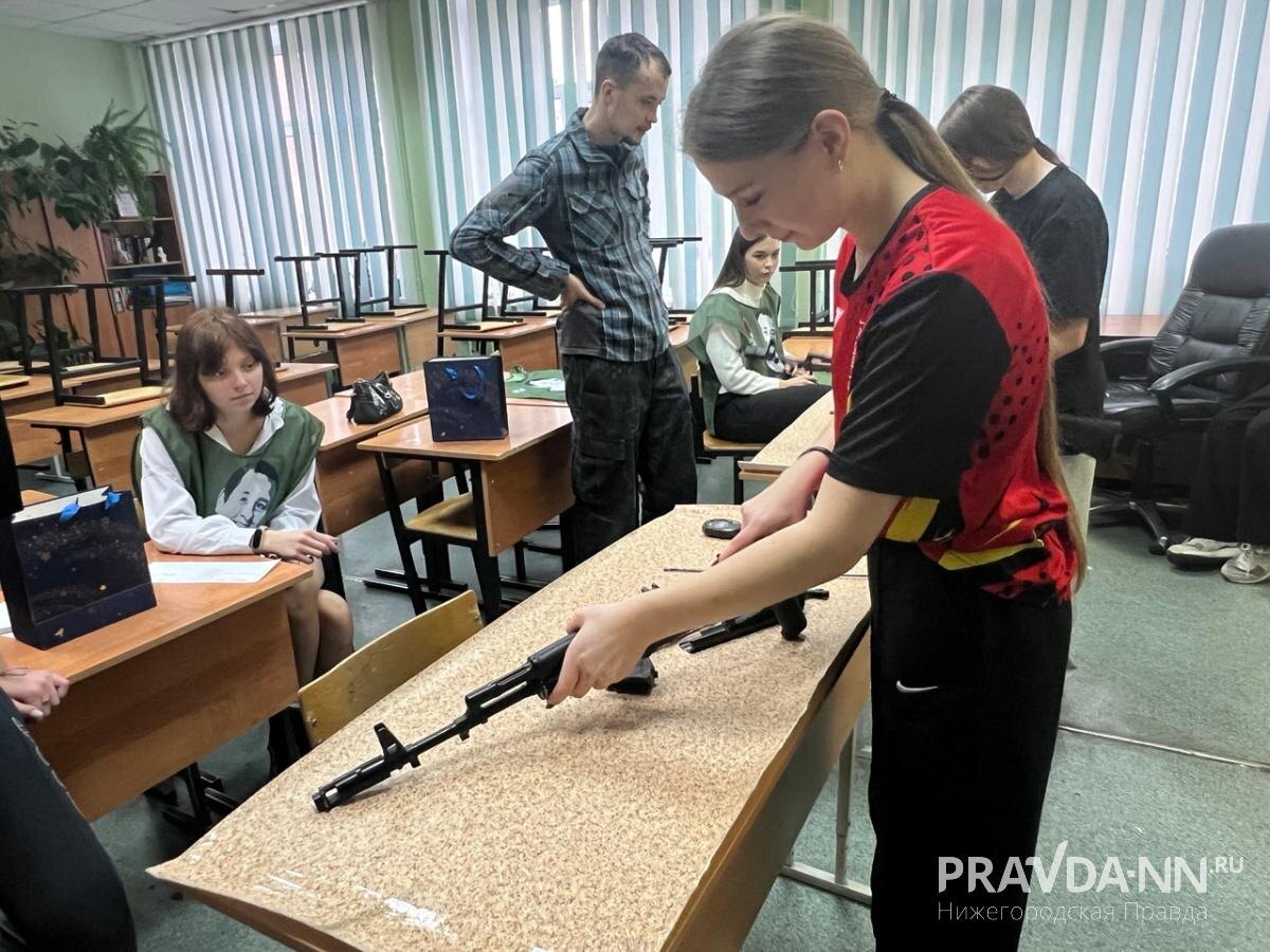    Дети соревновались в сборке и разборке автомата