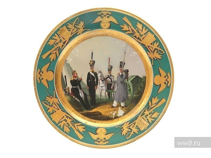Флейщик Астраханского карабинерного полка (1833 - 1864). Крайний слева сидит и в руке держит флейту. Живописная декоративная тарелка "Военной серии" с бирюзовым бортом, изготовленная на Императорском фарфоровом заводе в 1837 году. Декоратор Н. Яковлев. В центре аверса тарелки изображены военные гренадерского корпуса 3-й Гренадерской дивизии: рядовой Сибирского гренадерского полка, обер-офицер гренадерского фельдмаршала графа Румянцева - Задунайского полка, унтер-офицер гренадерского генералиссимуса князя Суворова полка, флейщик Астраханского карабинерного полка. По краю тарелка богато украшена позолоченными изображениями герба Российской Империи в виде двуглавого орла и военной арматуры, состоящей из гусарского кивера, ружья и сабли. На реверсе хорошо различимо подглазурное клеймо в виде вензеля императора Николая I - "HI", название картины с военными чинами, украшающей аверс, год выпуска- "1837" и инвентарный номер. Блюдо прошло незначительную реставрацию. Тарелка была профессионально реставрирована в одной из лучших мастерских Москвы. Ссылка: https://ww2.ru/shop/iskusstvo/dekorativno-prikladnoe-iskusstvo/farfor-posuda-vazy-figury/53285-tarelka-dekorativnaya-perioda-nikolaya-i-dragunskiy-polk-rossiya.html и https://artnavsegda.com/rossiyskaya_imperiya/predmety_interera/tarelka_s_voennym_syuzhetom_ifz_rossiya.html