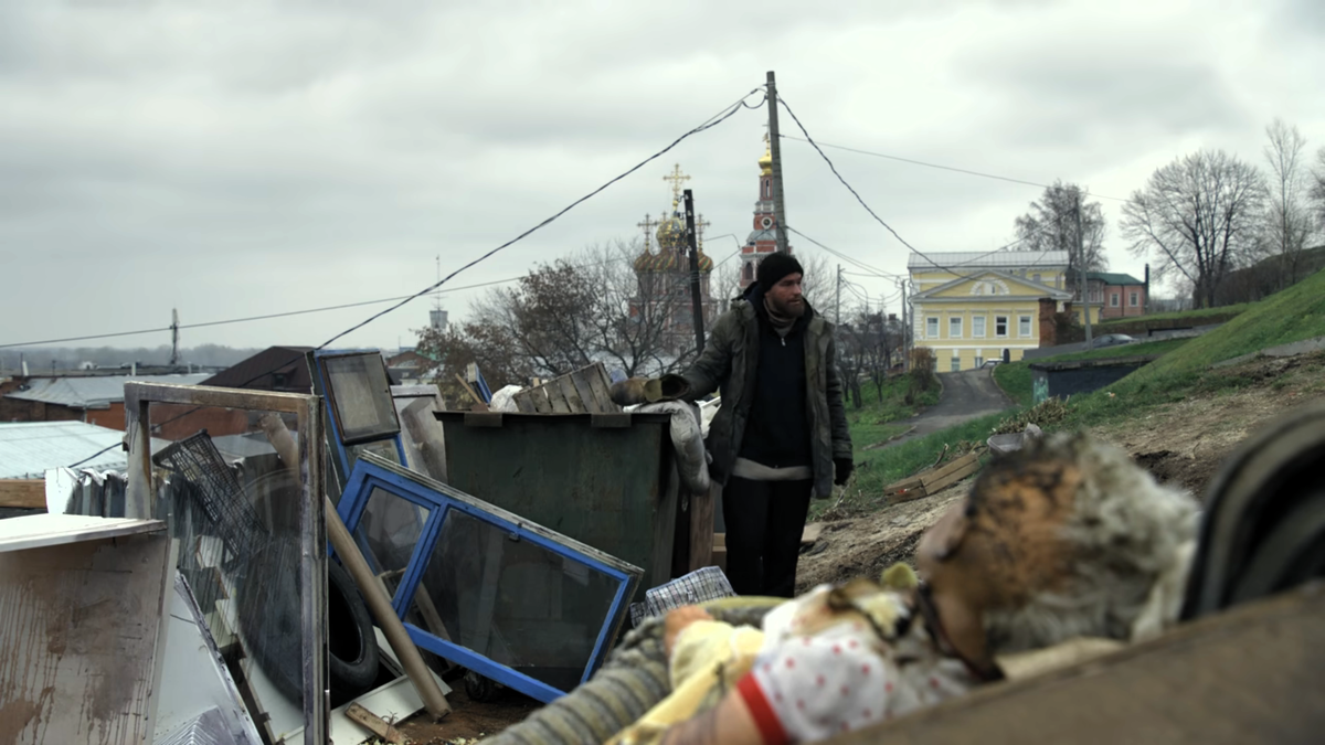 Герой Александра Петрова роется в мусорном баке. С этого начинается 1 серия сериала