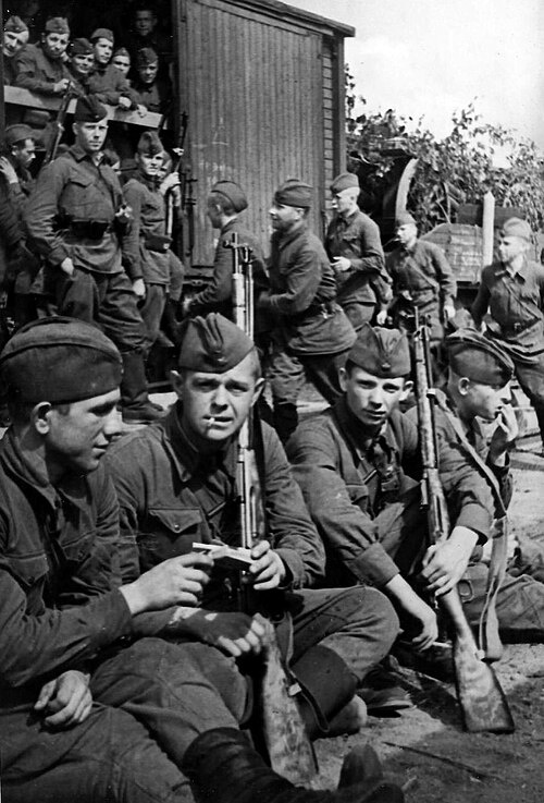 Бойцы Ленинградской армии народного ополчения на перроне перед отъездом на фронт. Август 1941 г. Фото В. Тарасевича