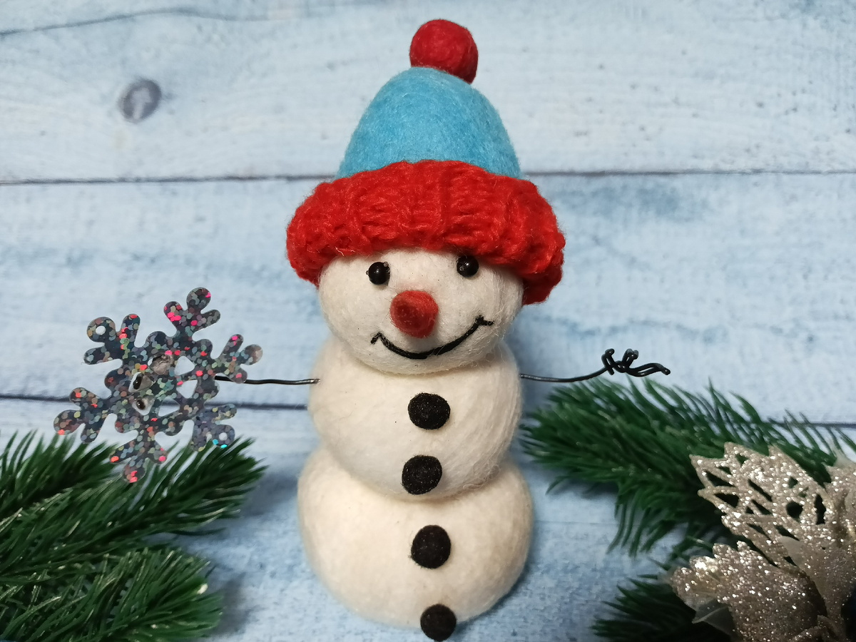 Снеговик из шерсти