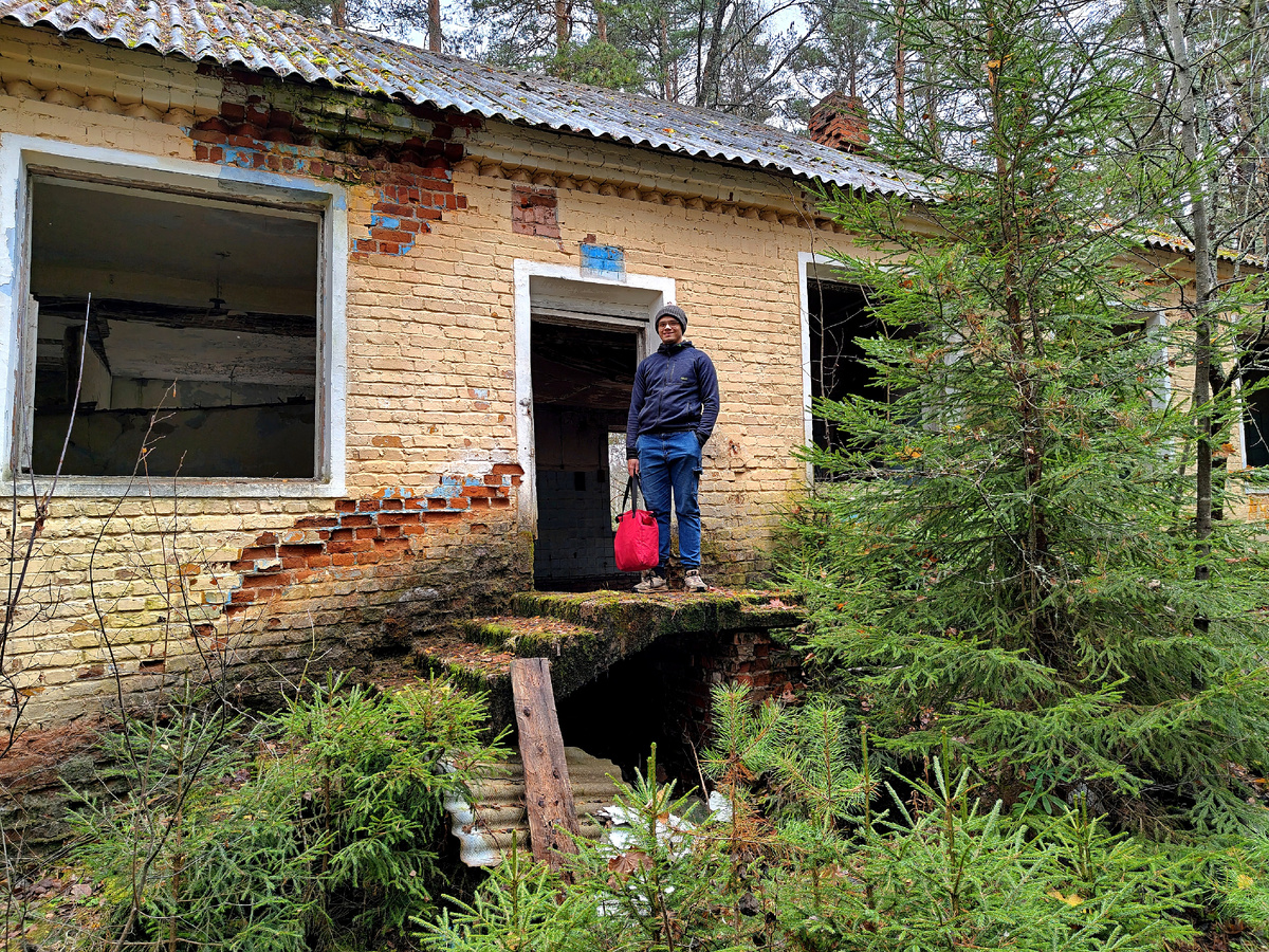 Столовая и Илья на входе