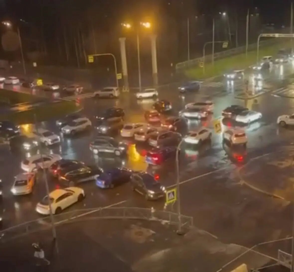    Фото: скриншот видео телеграм-канала Мегаполис | ДТП и ЧП | Санкт-Петербург | Питер