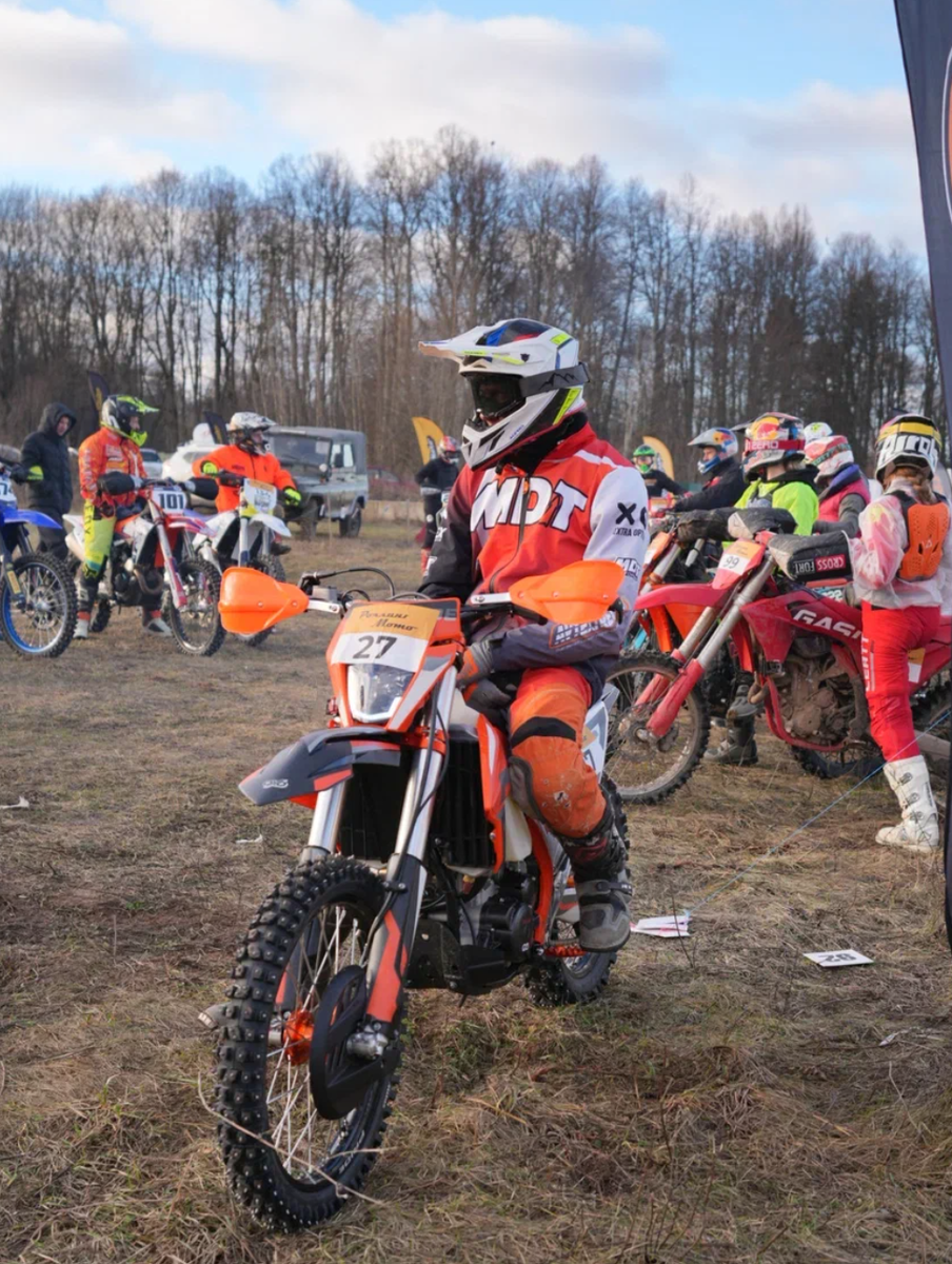 Эндуро — это постоянный риск падения. На небольшой скорости, в грязи, на камнях. Поэтому обязательно заложи в бюджет на покупку сразу полный комплект: качественный шлем, «черепаху» или панцирь, шарнирные наколенники (именно шарнирные!), мотоботы для эндуро (не туристические!) и защиту шеи. Поверь, один визит к хирургу стоит дороже всего этого набора. Не экономь на своей безопасности.

