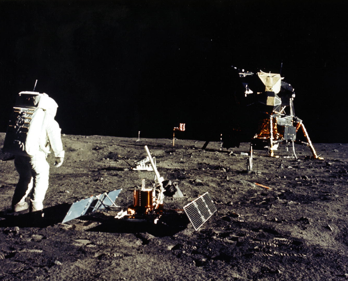 Рис. 4.1. Базз Олдрин осматривает лунный модуль «Аполлона-11» «Игл». Фото: NASA / Нил Армстронг. №: AS11-40-5948