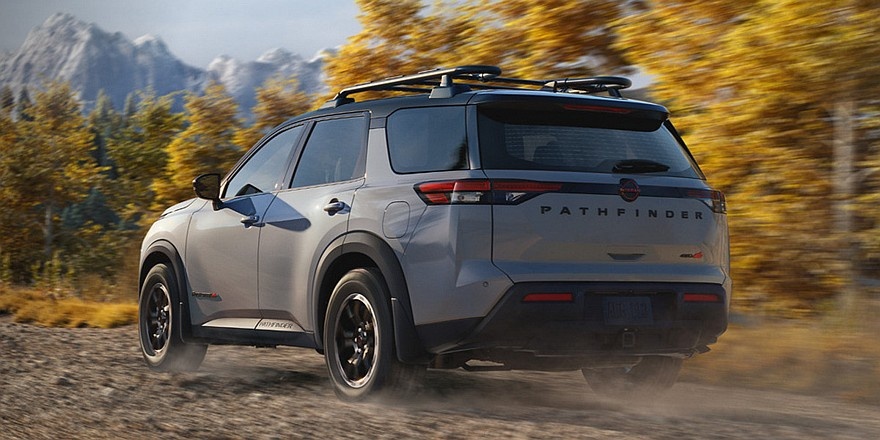    Обновленный «внедорожный» Nissan Pathfinder Rock Creek пока продемонстрировали на единственной картинке. При этом в компании сообщили, что, как и прежде, у такого варианта собственные передний бампер и решетка, увеличенный дорожный просвет и более мощный мотор